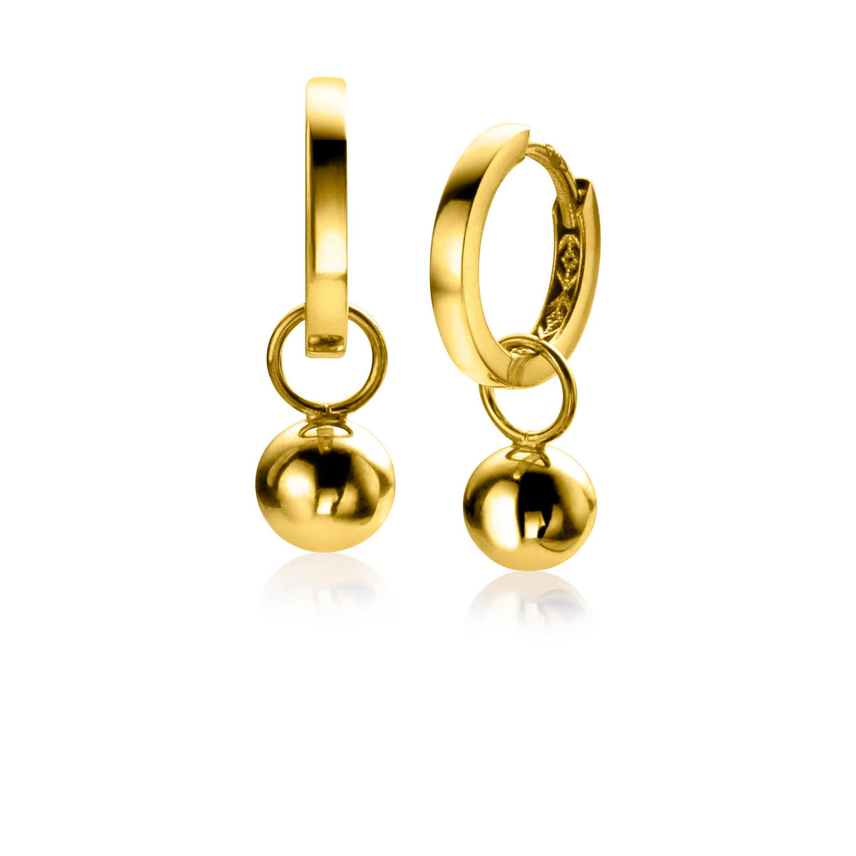Boucles d'oreilles en or avec un pendentif en forme de boule.