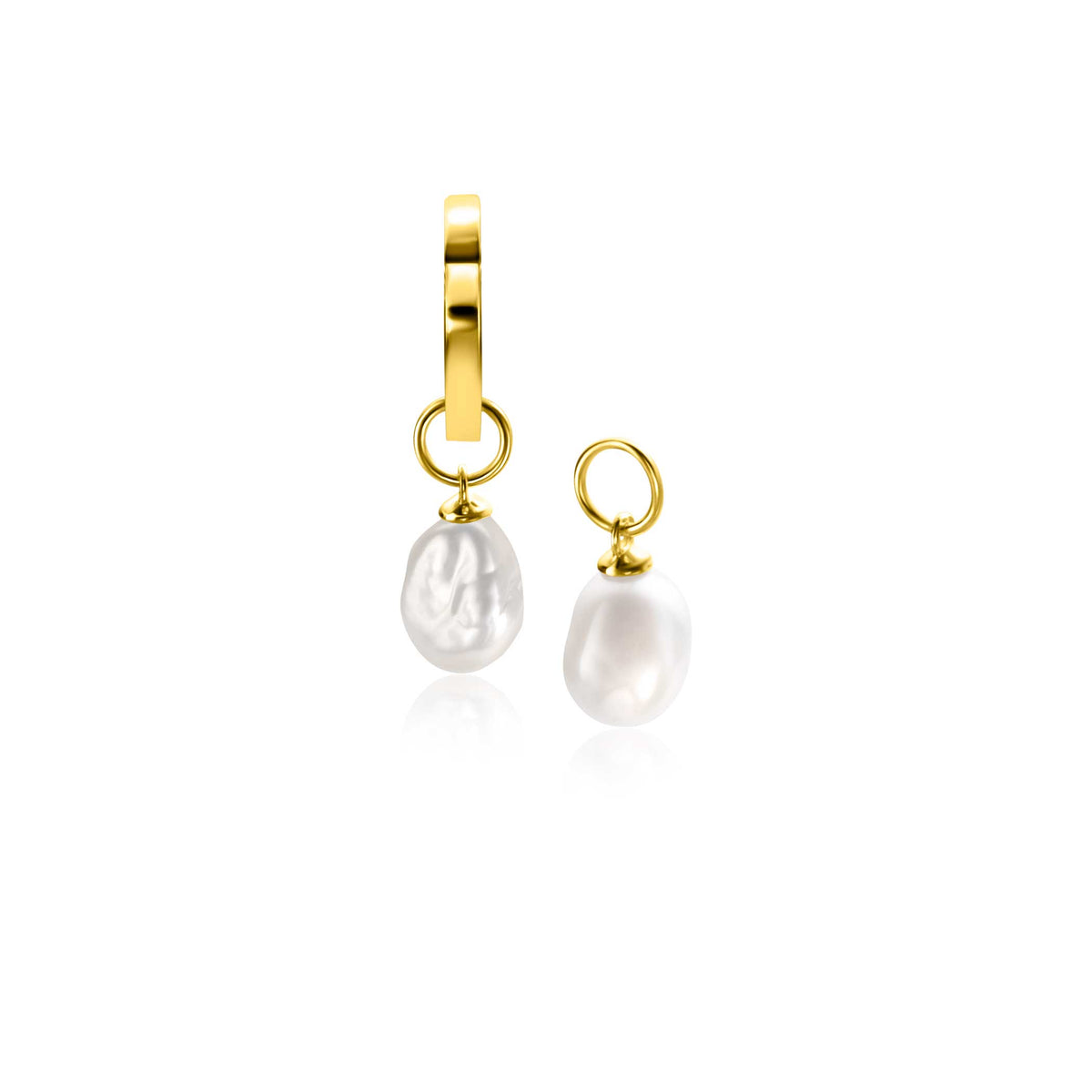 Boucles d'oreilles en or avec perles blanches, une plus grande et une plus petite.