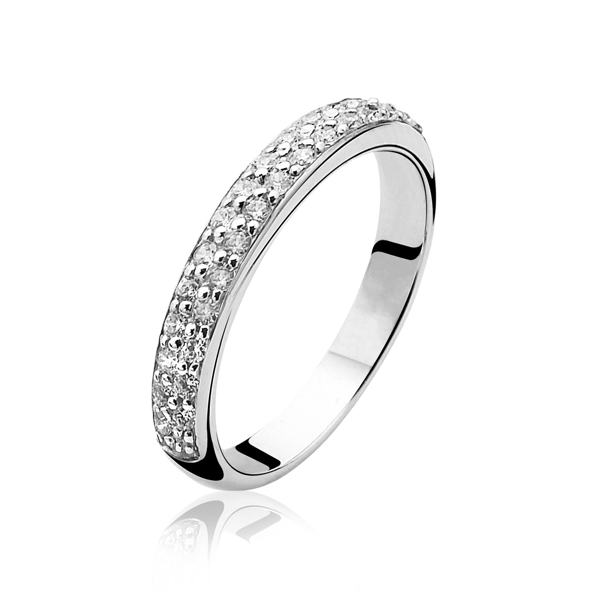 Bague en argent avec pavé de zirconiums brillants.