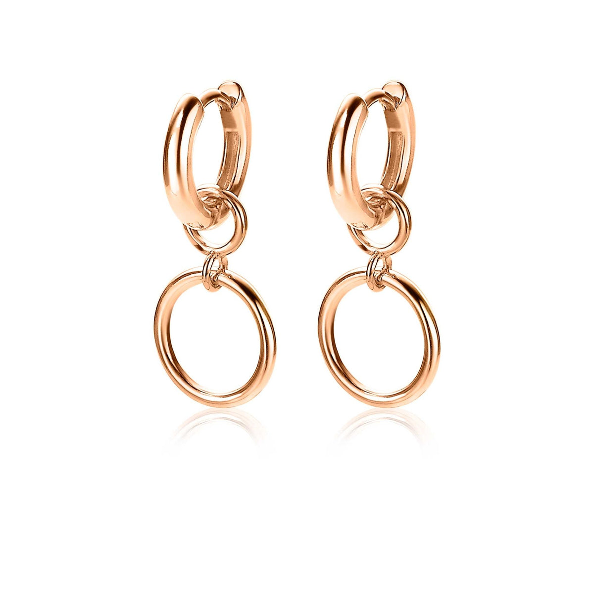 Boucles d'oreilles en plaqué or avec un design composé de deux anneaux entrelacés.