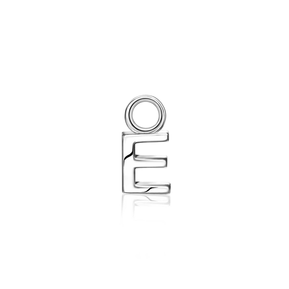 Boucles d'oreilles en argent avec un design moderne et stylisé, représentant les lettres "O" et "E".