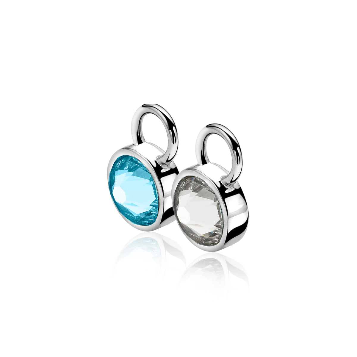 Boucles d'oreilles en argent avec des pierres brillantes, l'une bleue et l'autre transparente.