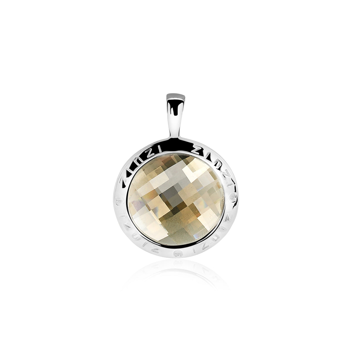 Pendentif en argent avec une pierre facettée de couleur beige et des détails gravés.