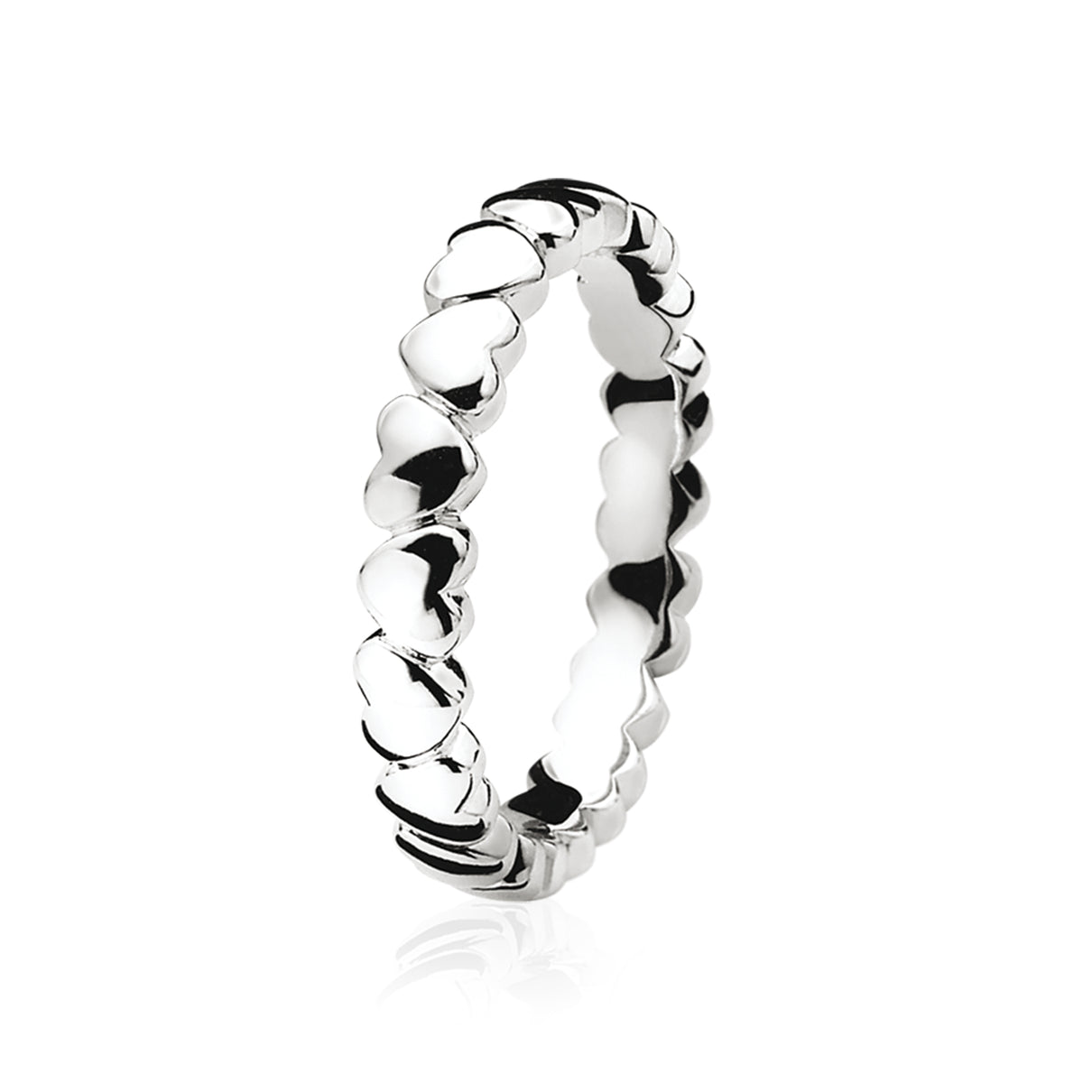 Bague en argent avec un motif de cœurs entrelacés.