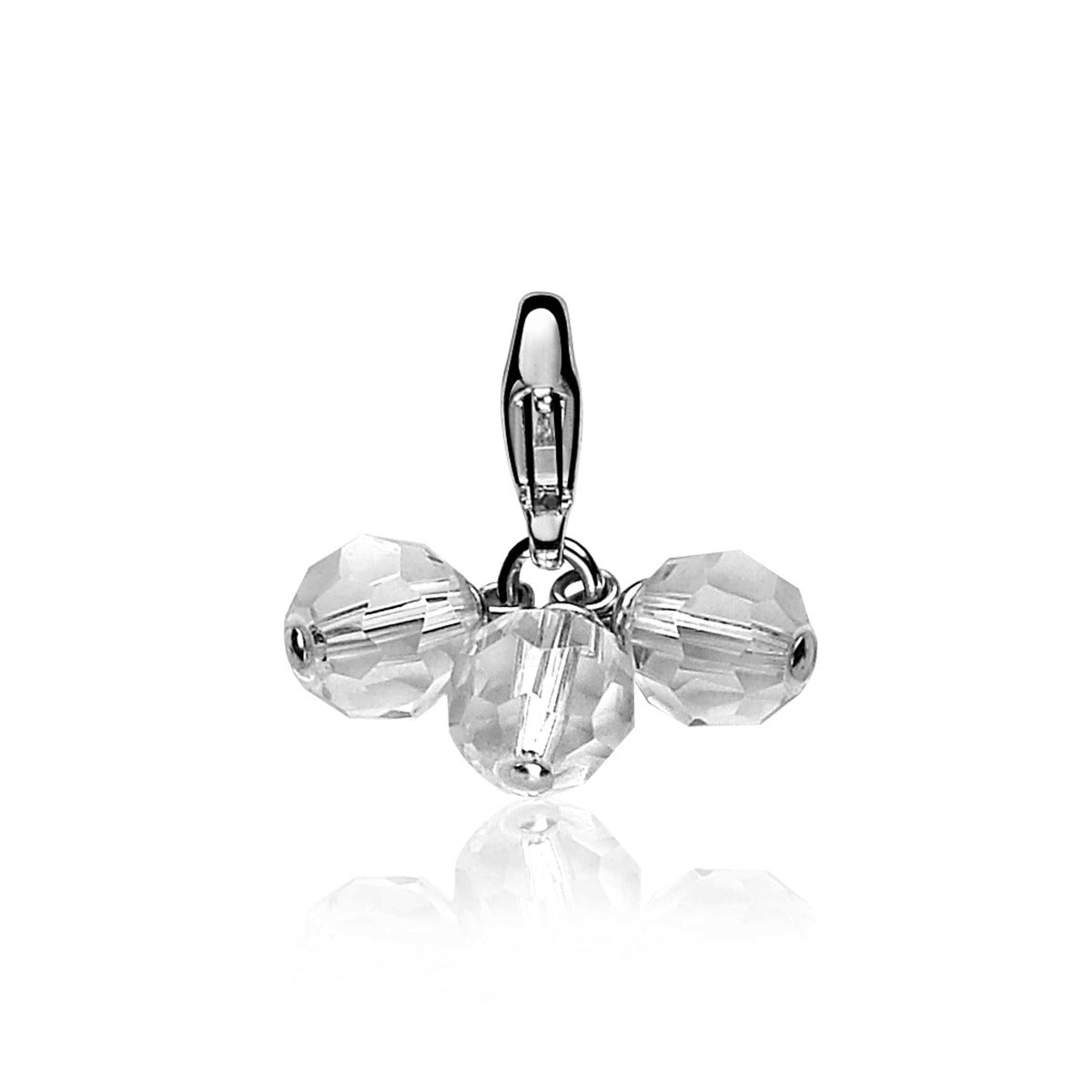 Pendentif en argent avec trois perles en cristal transparent.