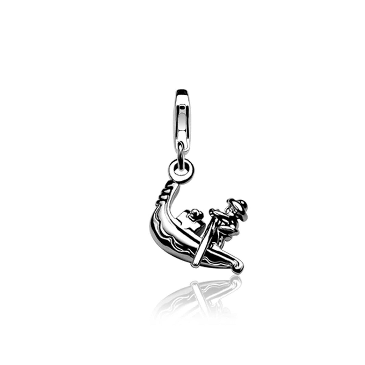 Pendentif en argent représentant un bateau avec des personnages.