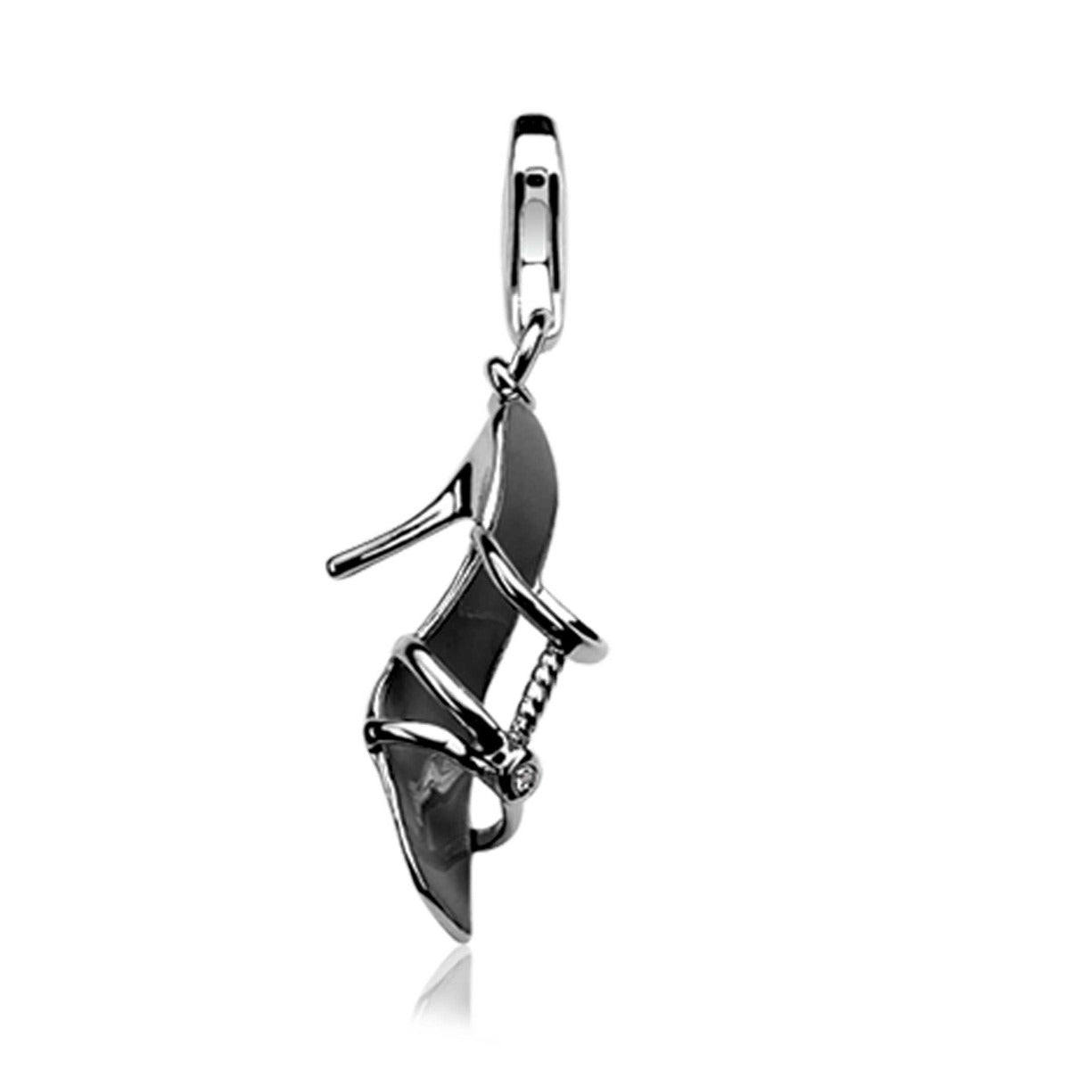 Pendentif en argent représentant une chaussure à talon, avec des détails en métal brillant.