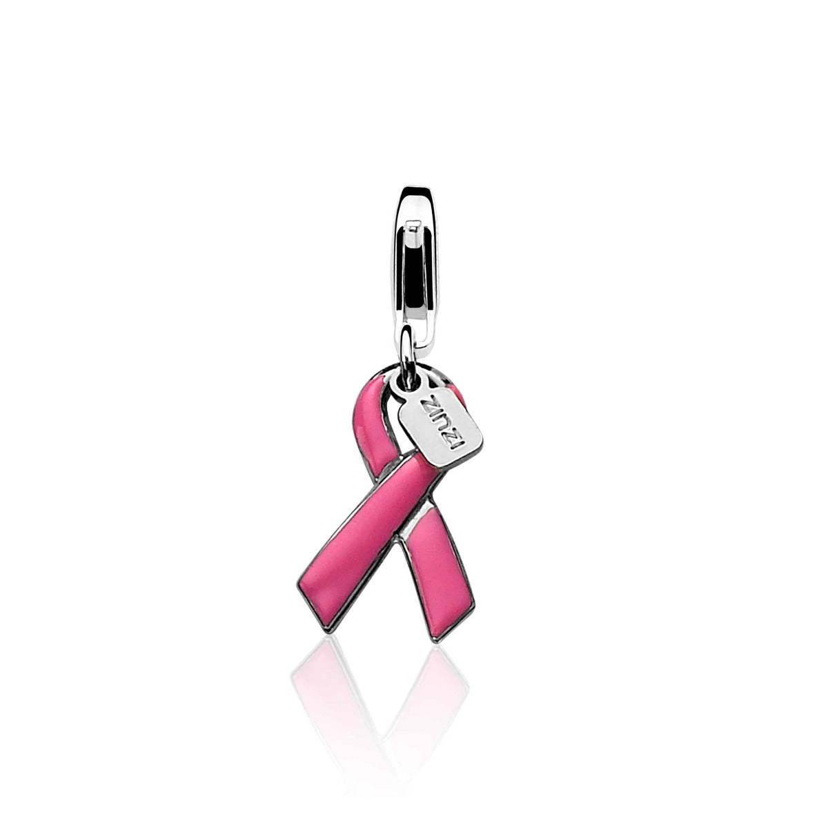 Pendentif en argent avec un ruban rose et une petite étiquette.