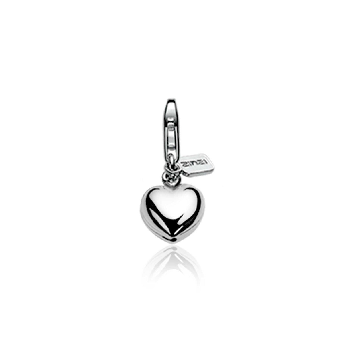 pendentif en argent en forme de cœur avec un petit tag.