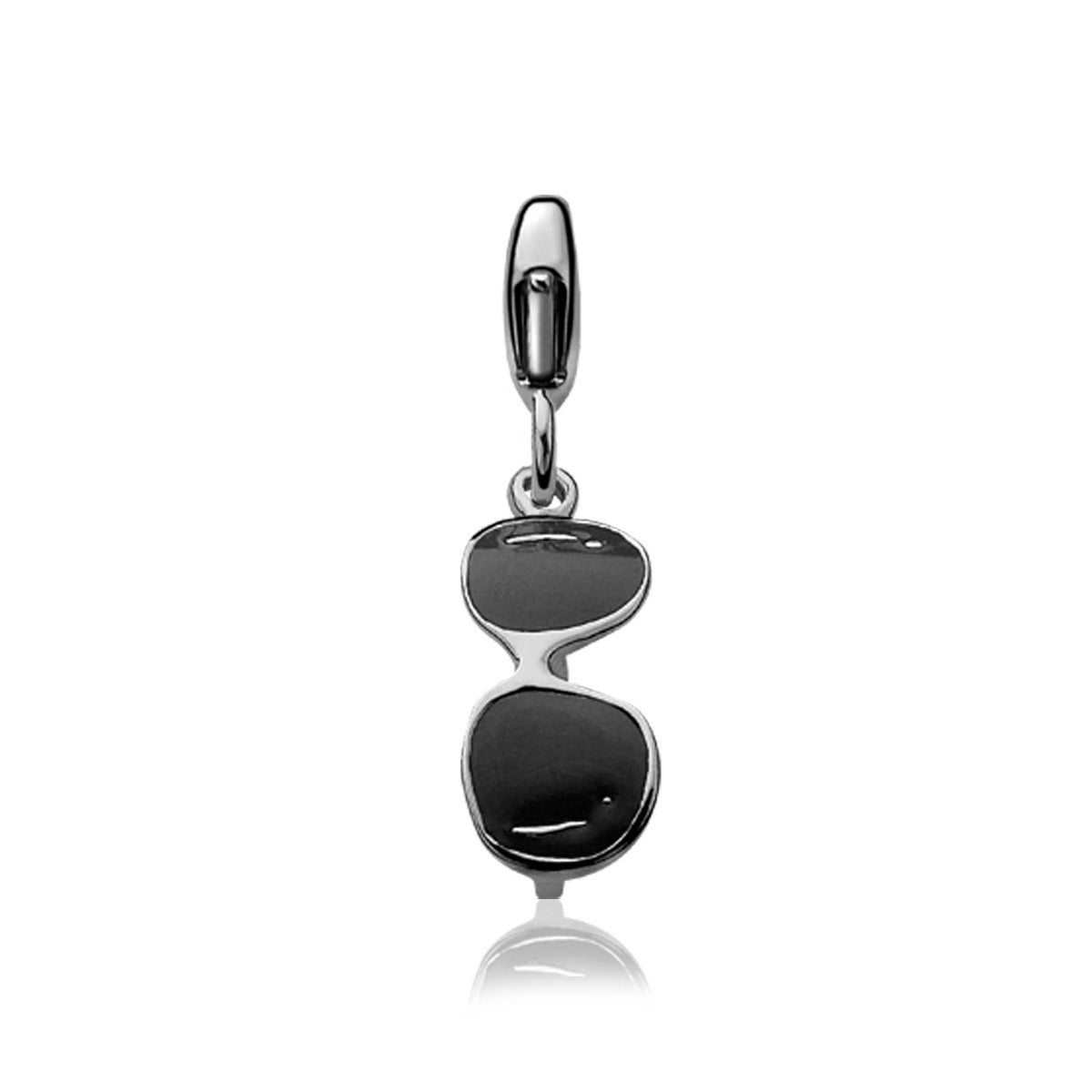 Pendentif en argent représentant des lunettes de soleil noires.