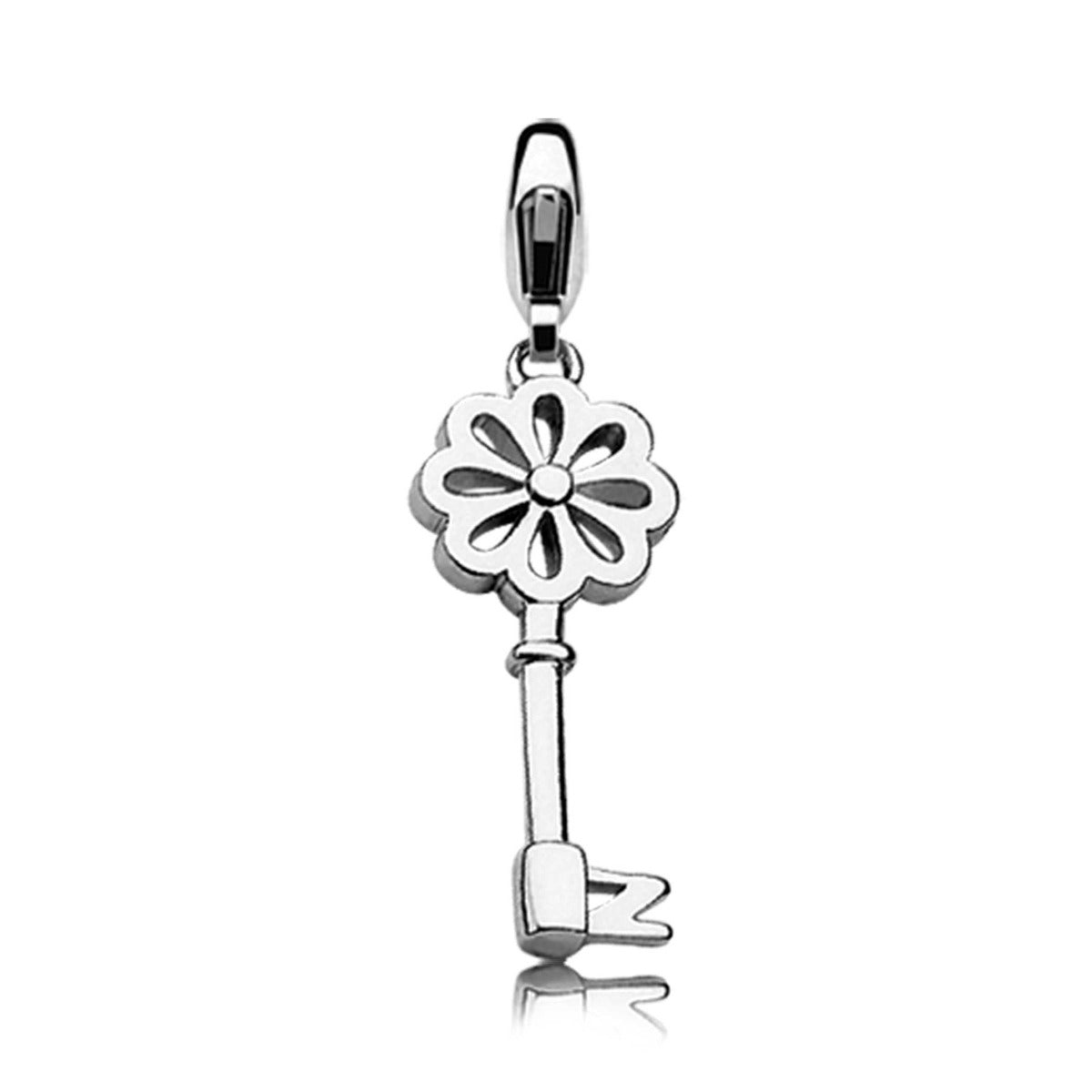 Pendentif en argent en forme de clé avec une fleur stylisée.