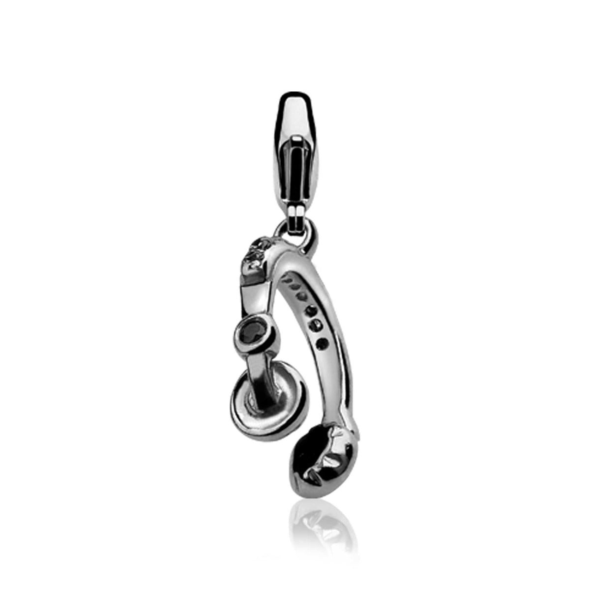 pendentif en argent en forme de combiné téléphonique avec détails fins.