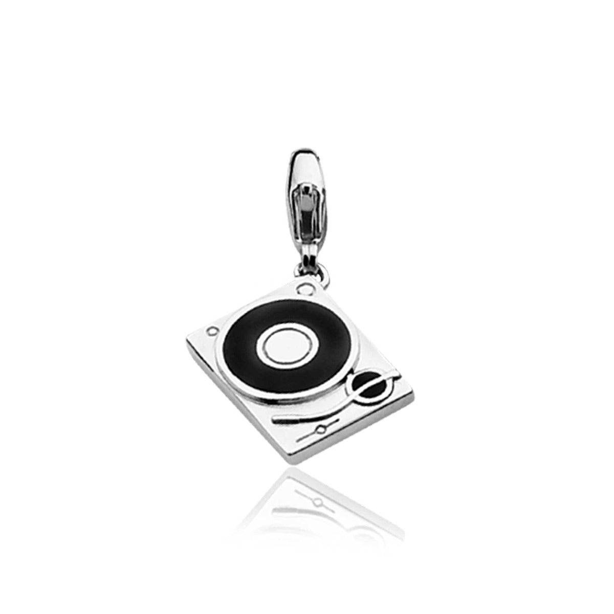 Pendentif en argent représentant une platine vinyle avec des détails noirs.