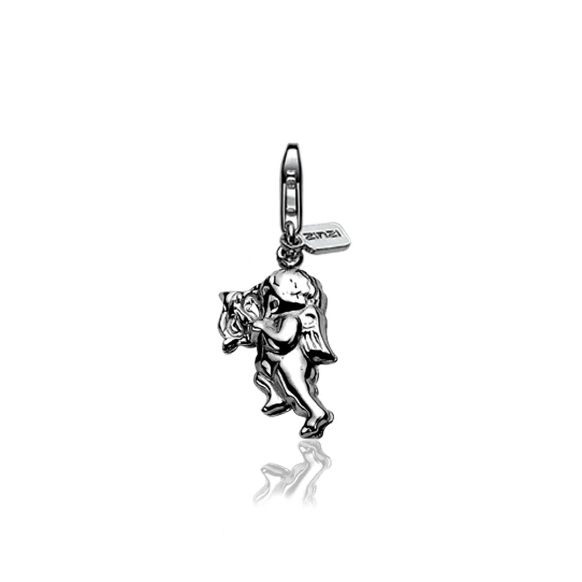 Pendentif en argent représentant un ange tenant un cœur, avec un fermoir.