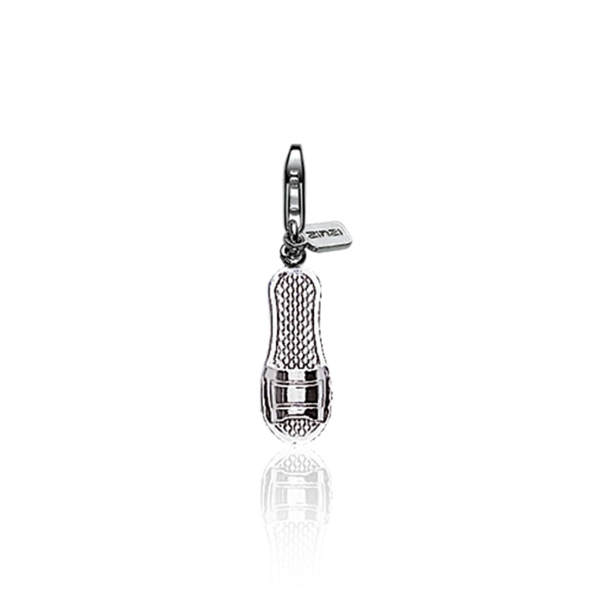 pendentif en argent en forme de chaussure de sport avec un détail en maille.