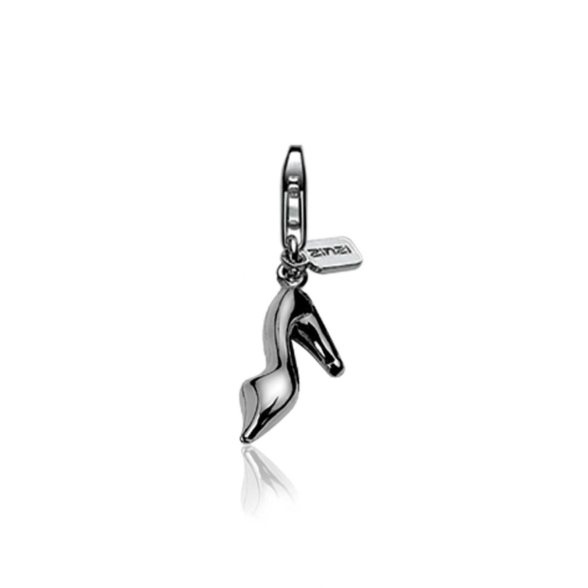 pendentif en argent en forme de chaussure à talon avec un petit tag.