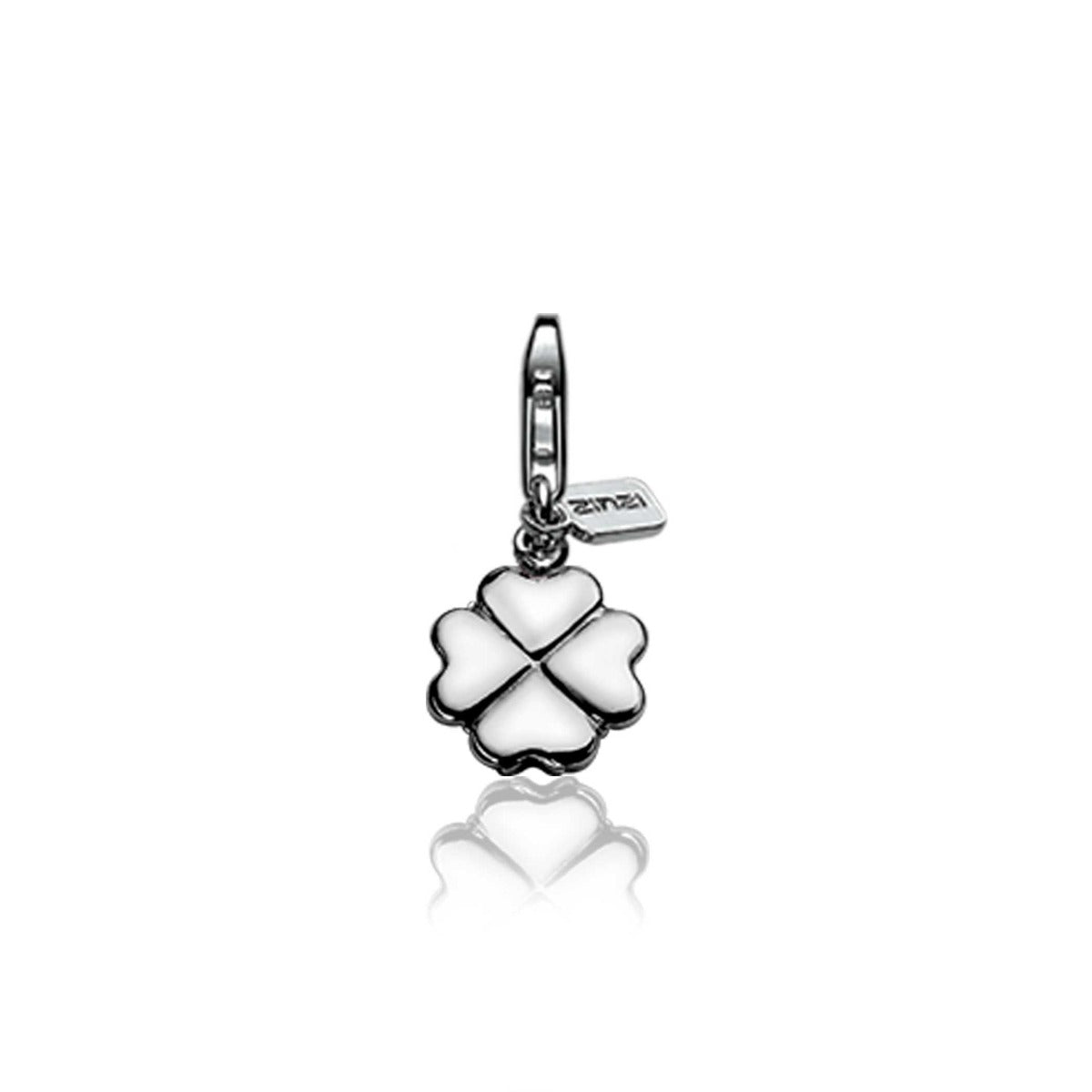 pendentif en argent en forme de trèfle à quatre feuilles avec un détail en émail blanc.