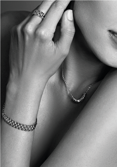 Collier en argent avec des détails scintillants, porté sur le cou d'une femme.