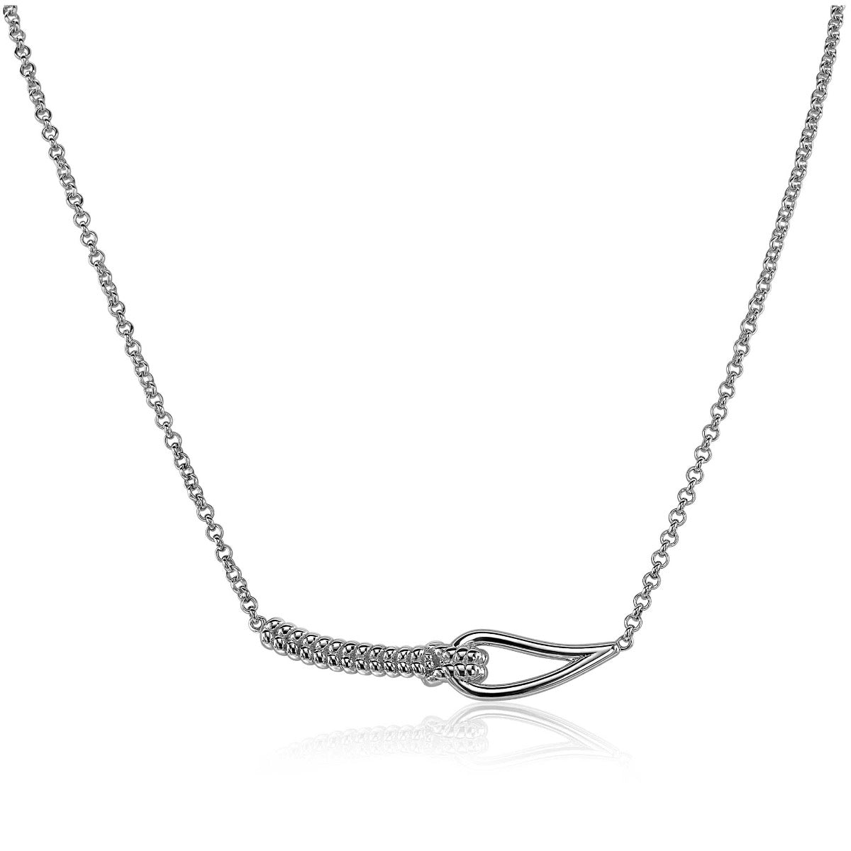 Collier en argent avec un pendentif en forme de nœud délicat.