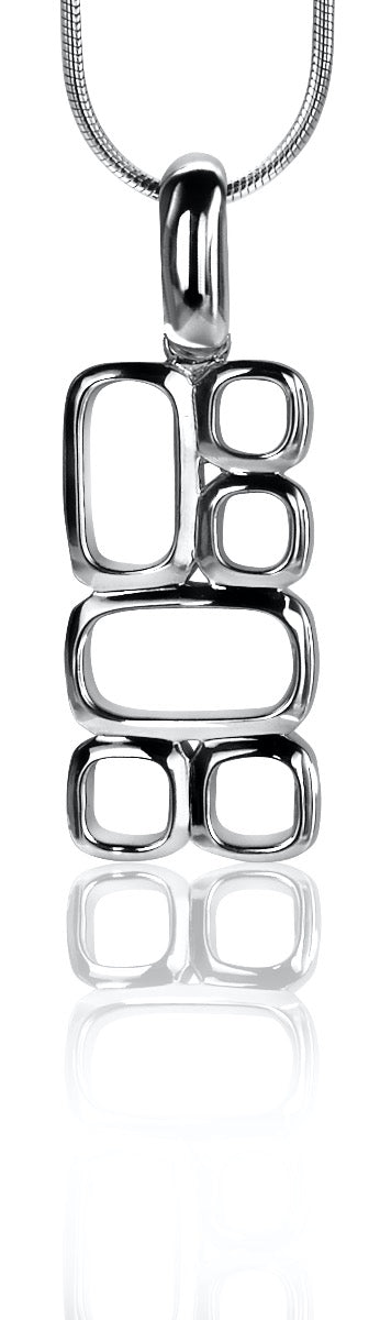 Pendentif en argent avec des formes géométriques imbriquées et une finition brillante.