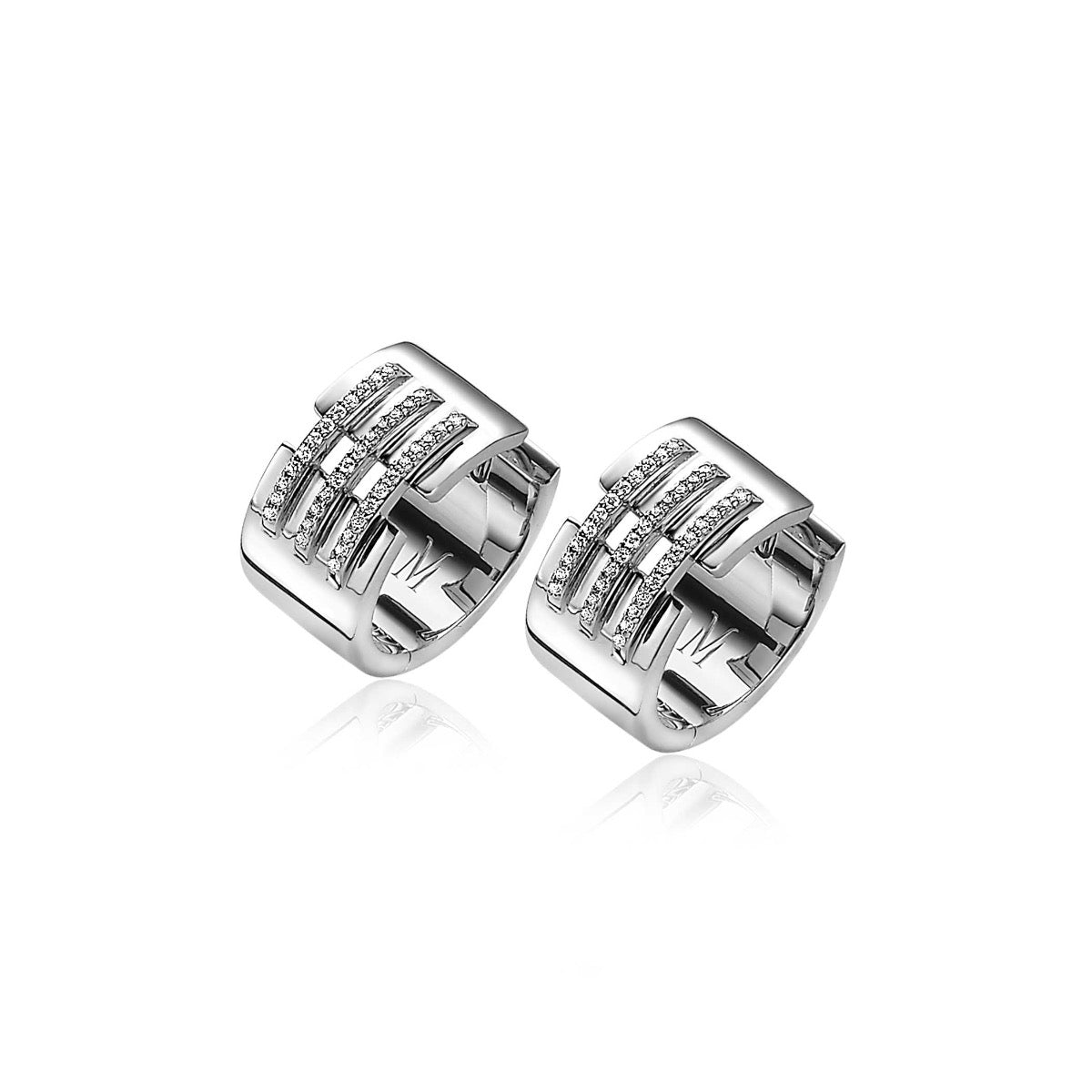Boucles d'oreilles en argent avec un design géométrique et des détails en relief.