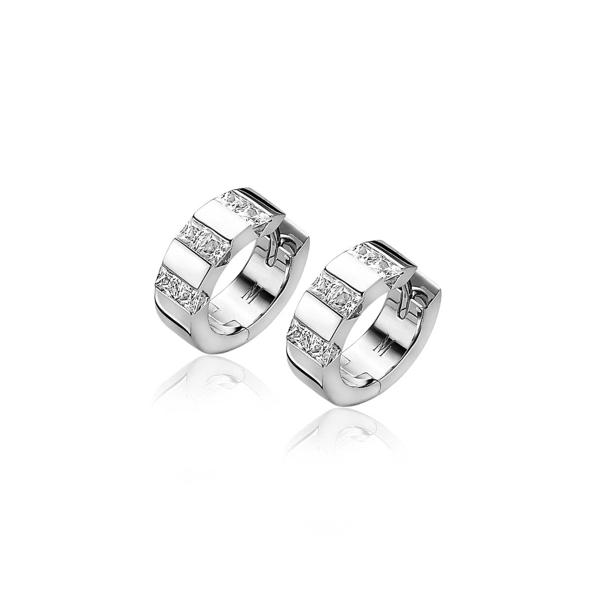 Boucles d'oreilles en argent avec des détails en strass, forme ronde et fermoir à charnière.