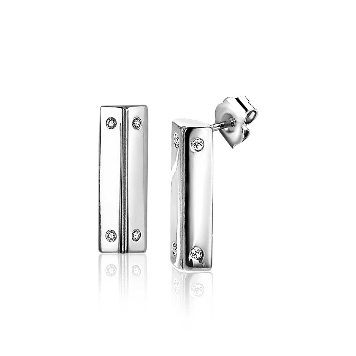 Boucles d'oreilles en argent avec des détails rectangulaires et des pierres brillantes.