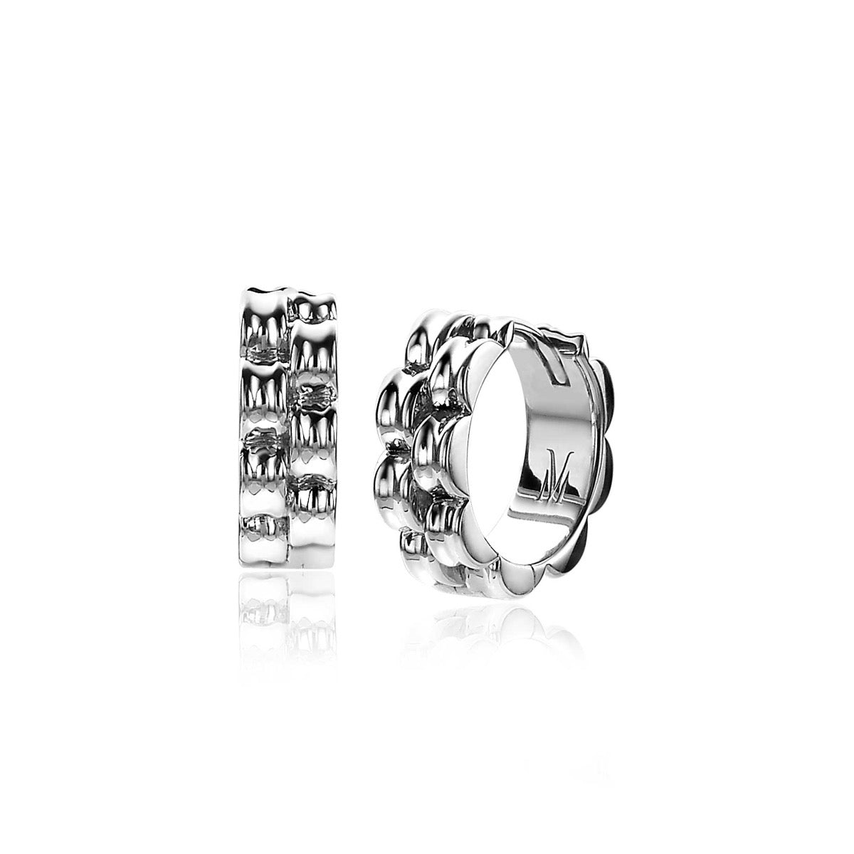 Boucles d'oreilles en argent avec un design texturé et des détails en relief.