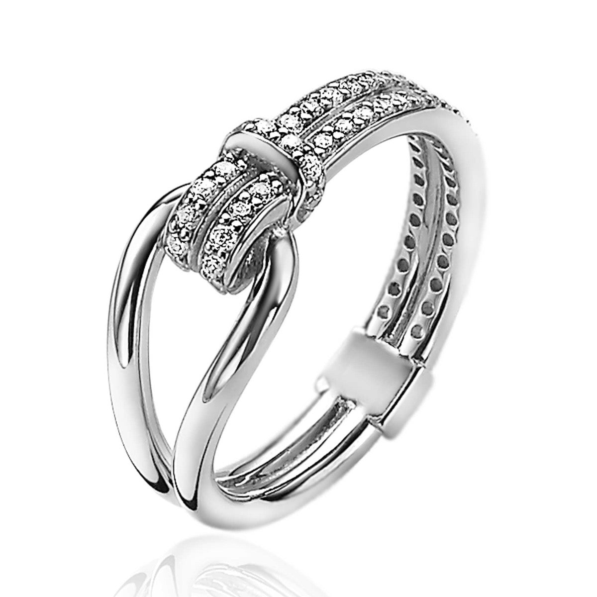 Bague en argent avec des détails en strass et un design entrelacé.