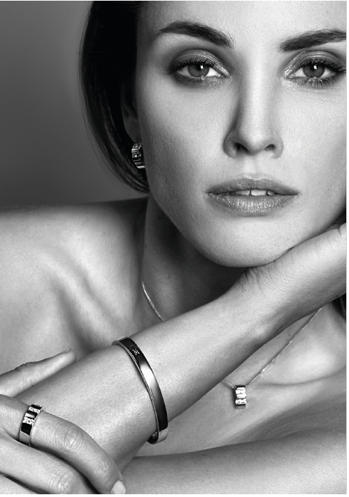 bague en argent avec un design moderne, portée sur le doigt d'une femme.