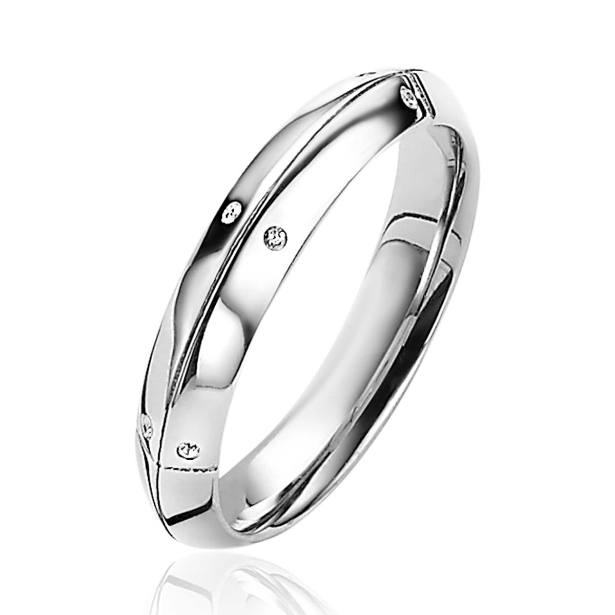 Bague en argent avec des détails en relief et des pierres brillantes.