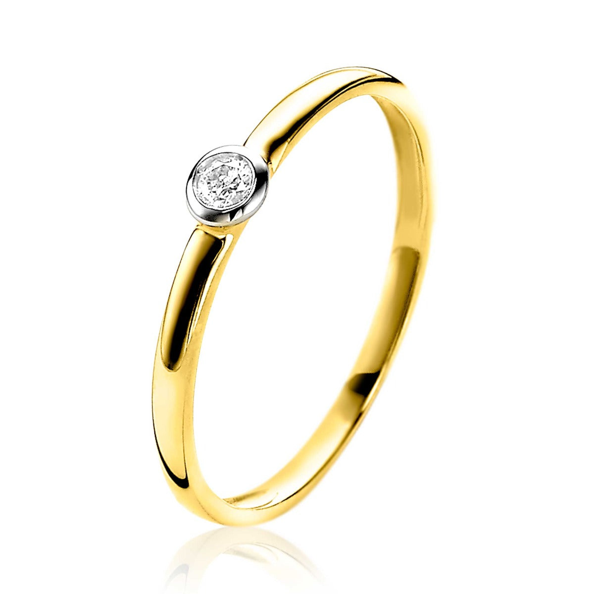 Bague en or avec un diamant central.