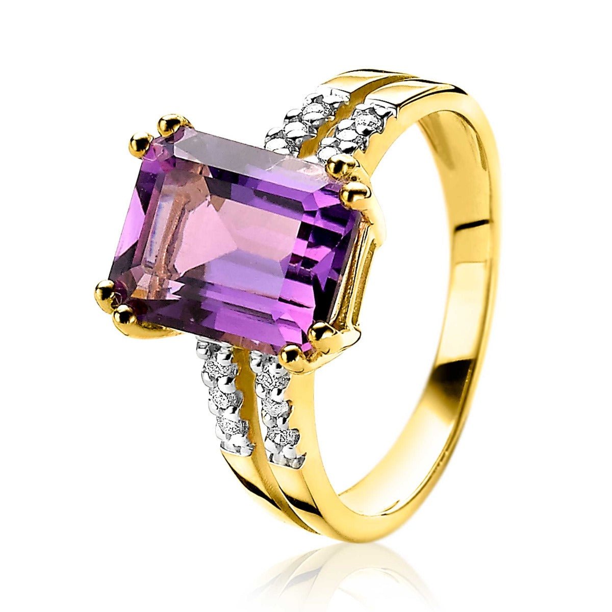 Bague en or avec un grand cristal violet et des petites pierres brillantes sur les côtés.