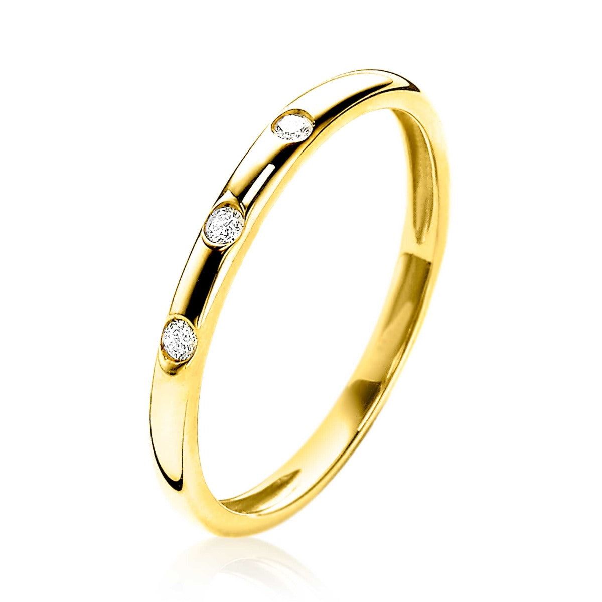Bague en or avec trois petites pierres brillantes.