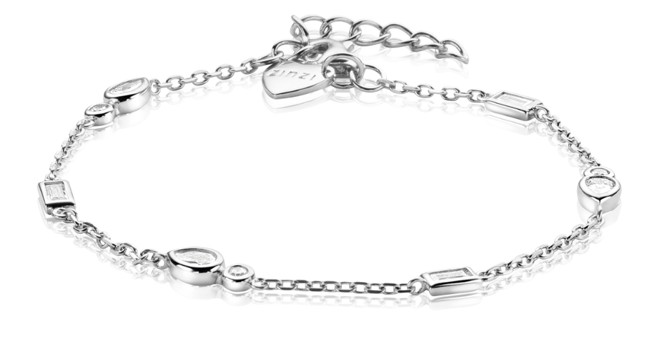 Introductie van de Zinzi Armband Zilver Zia2267: een zilveren armband met een delicate ketting, gelijkmatig verdeelde geometrische bedels, een verstelbare sluiting voor een perfecte maat en een hartvormig label. Elegant weergegeven op een witte achtergrond door het merk Zinzi.