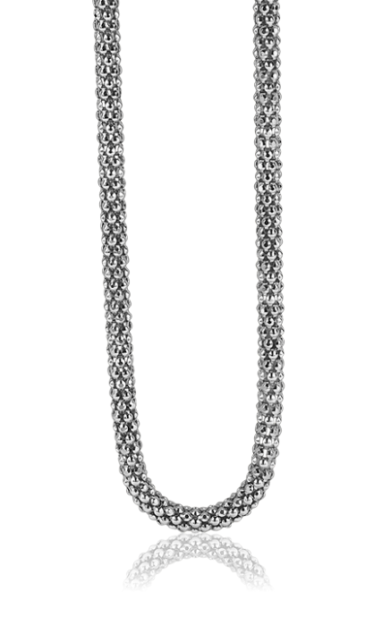 Collier en argent avec un design en maillons, finition brillante et forme légèrement incurvée.