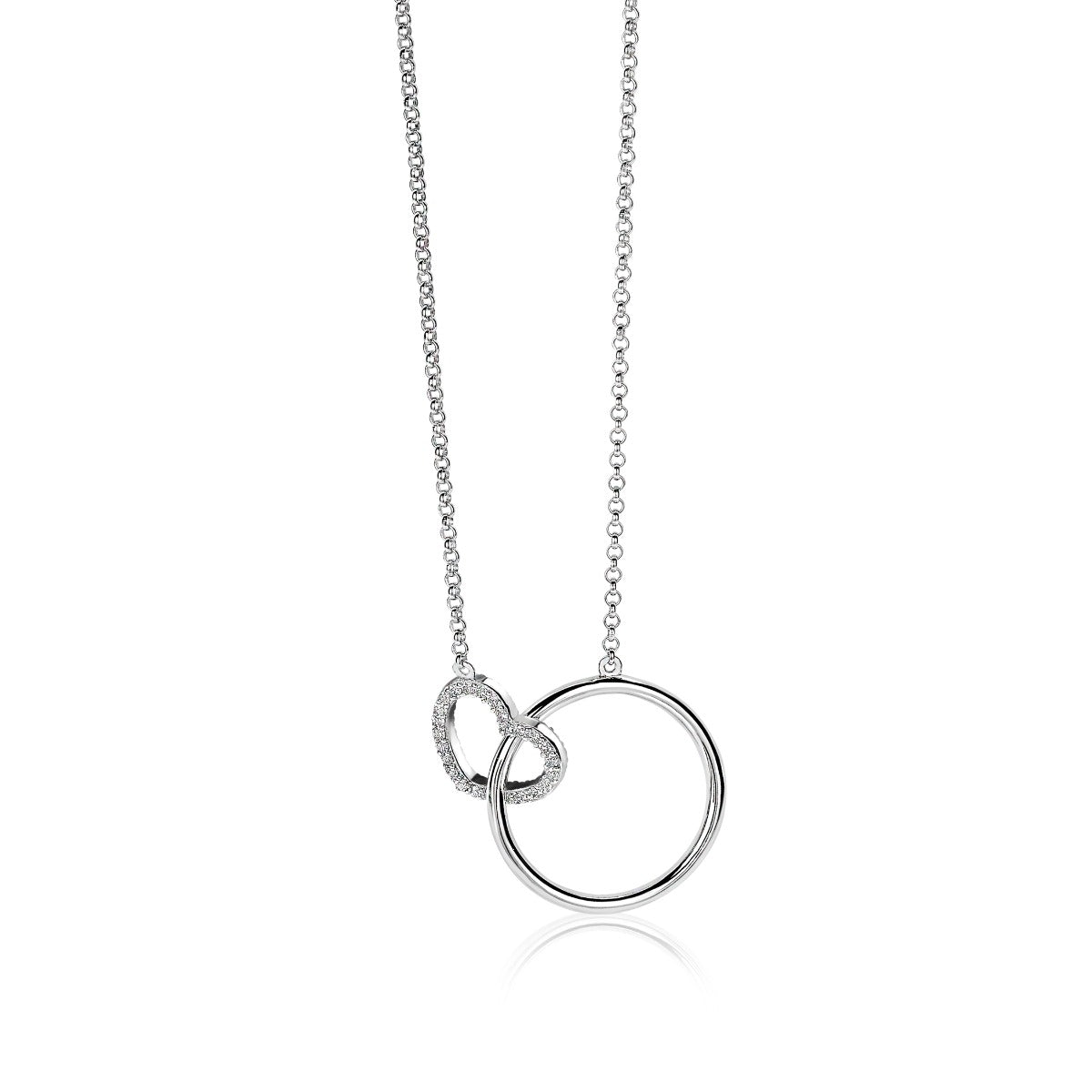 Collier en argent avec un pendentif en forme de cercle et un motif entrelacé.