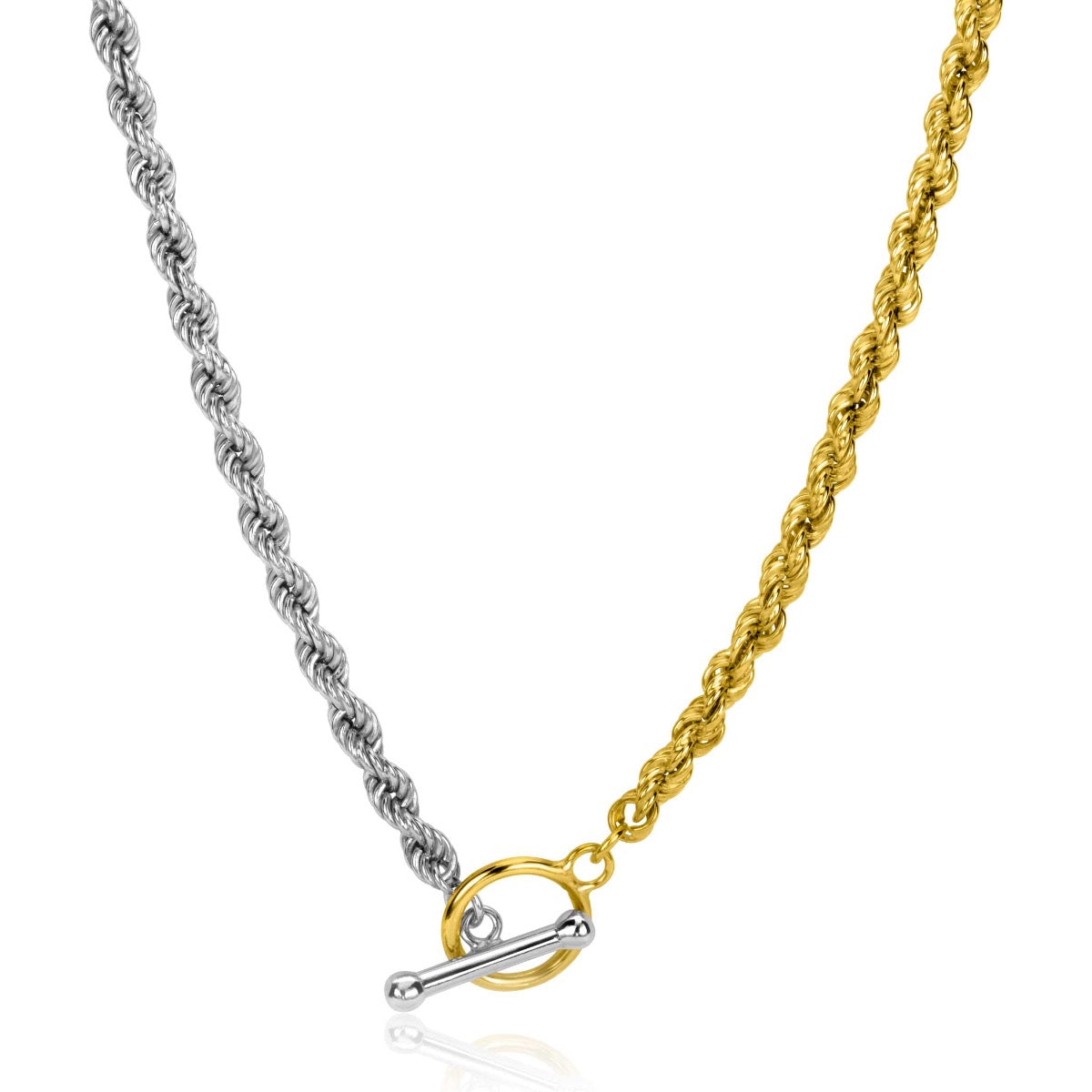 Collier doré avec une chaîne torsadée et un fermoir en argent.
