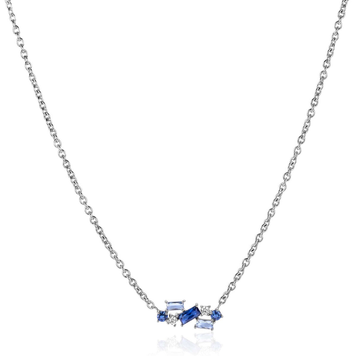 Collier en argent avec des pierres précieuses bleues et transparentes.