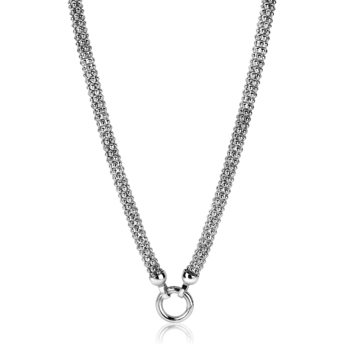 Collier en argent avec maillons entrelacés et fermoir rond.
