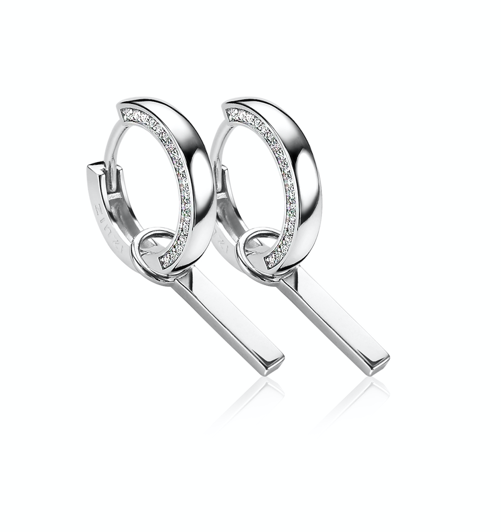 Boucles d'oreilles en argent avec un design circulaire et des cristaux scintillants.