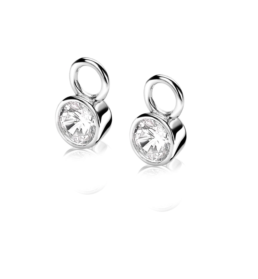 Boucles d'oreilles en argent avec un cristal transparent, forme ronde et finition brillante.