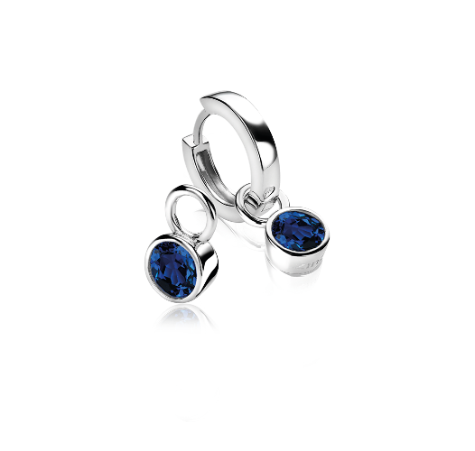 Boucles d'oreilles en argent avec pendentifs ornés de pierres bleues.