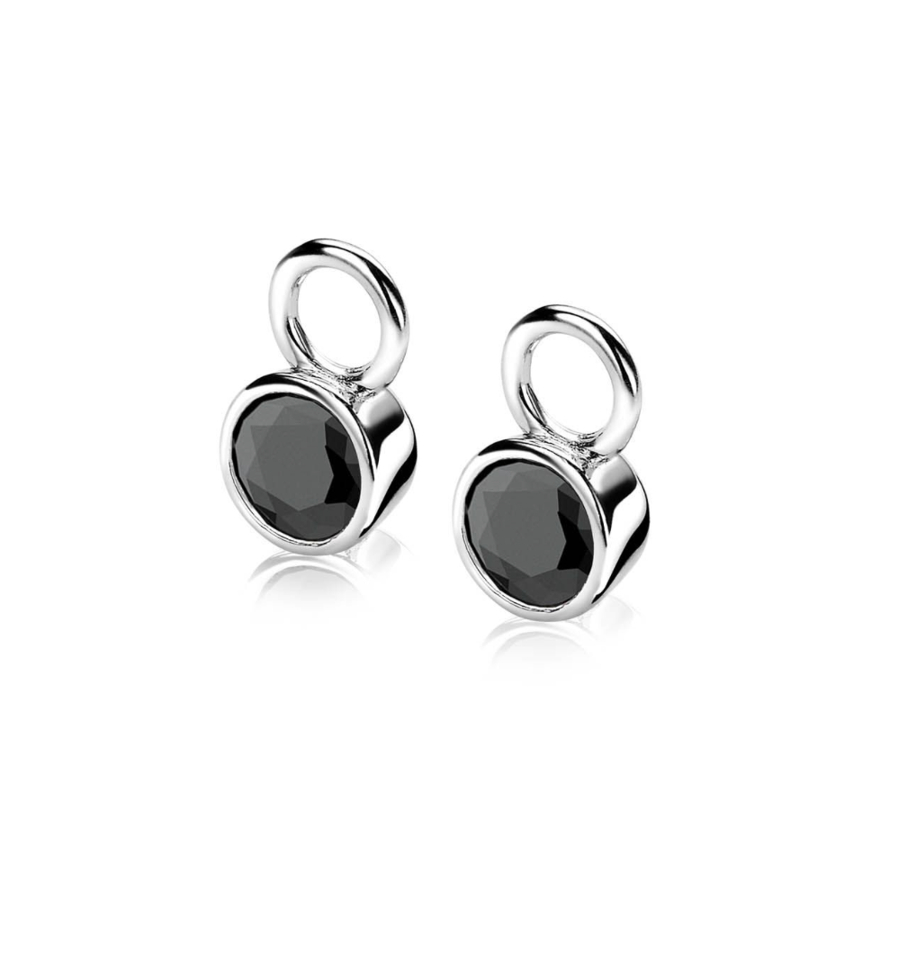 Boucles d'oreilles en argent avec des pierres noires facettées.