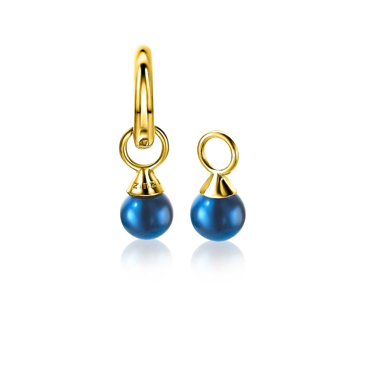 Boucles d'oreilles dorées avec perles bleues, une grande et une petite.