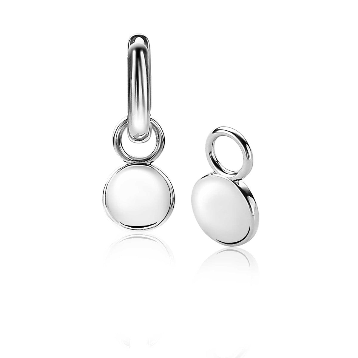 Boucles d'oreilles en argent avec des pendants ronds et brillants.
