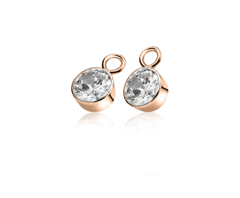 Boucles d'oreilles dorées avec un cristal transparent en forme ronde.