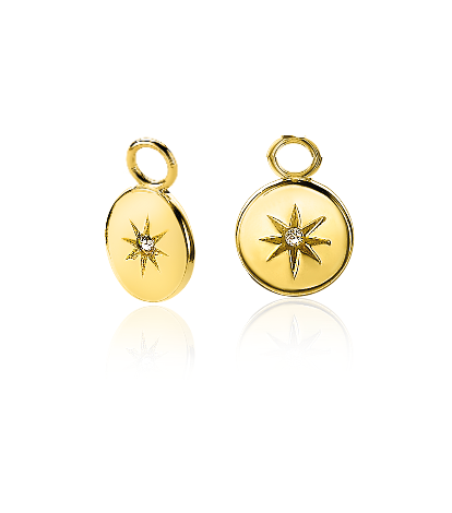 Boucles d'oreilles dorées avec un motif d'étoile et un zircon.
