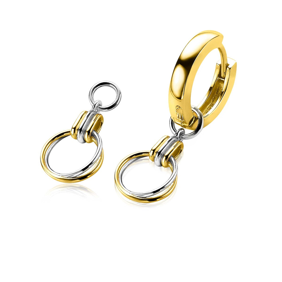 Boucles d'oreilles dorées avec un design en anneau et un fermoir en clip.