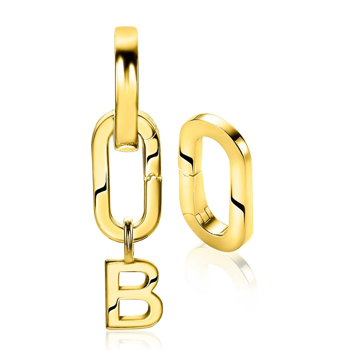 Boucles d'oreilles dorées en forme de maillons avec un pendentif en lettre 'B'.
